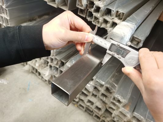 ASTM A479 ব্রাশ করা স্টেইনলেস স্টীল স্কয়ার টিউব পালিশ উজ্জ্বল 0.6 মিমি