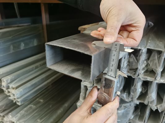 ASTM A479 ব্রাশ করা স্টেইনলেস স্টীল স্কয়ার টিউব পালিশ উজ্জ্বল 0.6 মিমি